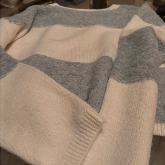 Jessica Simpson Gray and Cream Crew Neck Sweater with Ribbed Knit Texture - Picture 3 of 3